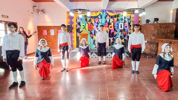 Arte. Los jóvenes de la Escuela de Música del Instituto N° 805 presentaron un acto de baile galés.
