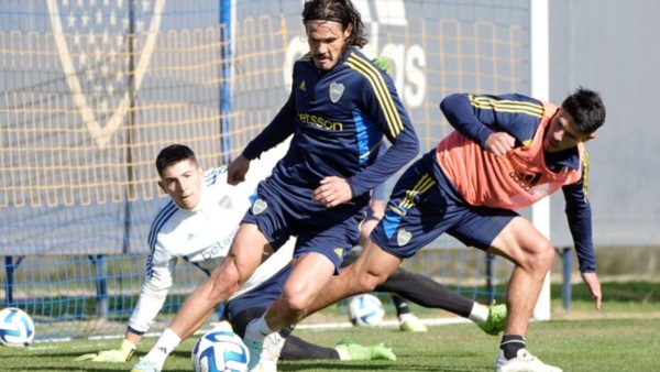 Cavani siendo marcado por Roncaglia en la práctica.