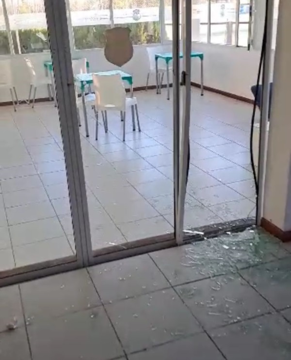 Puerta interna de vidrio rota