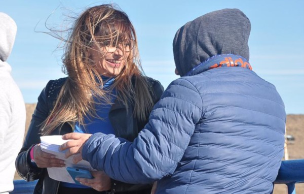 Charlas. La edil de Trelew caminó por el sur provincial para difundir su propuesta por una banca nacional.