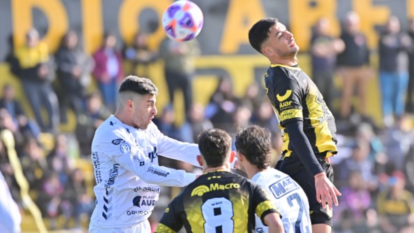 Ferreyra gana en las alturas. (Foto: Maxi Jonas).