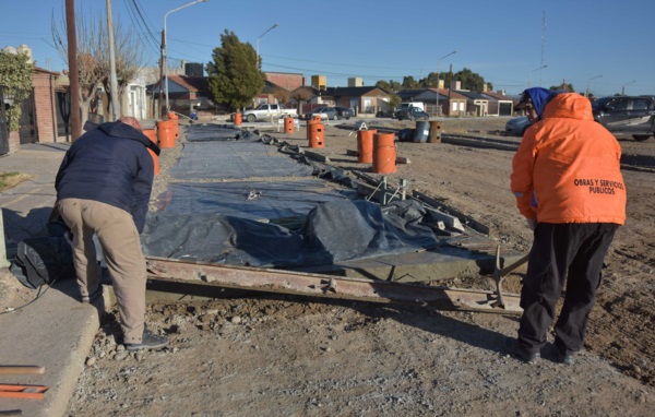 El municipio capitalino inició las tareas sobre la calle Neuquén y continuará durante toda la semana.