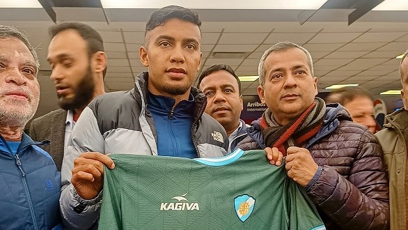 El recibimiento de sus connacionales en el Aeropuerto de Ezeiza. (Foto: Interior Futbolero).