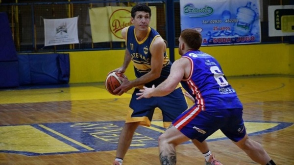 Thiago Riera, de espaldas, en acción en el amistoso ante Atenas. (Foto: Prensa Atenas).