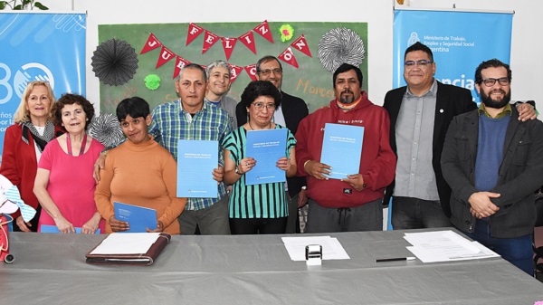 En emotivo acto, seis personas accedieron a su jubilación del taller protegido Capdim, ayer en Trelew.