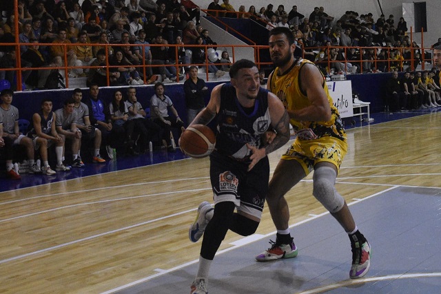 Facundo Varela supera a Romero y busca su doble. (Foto: Juan José de Focattis/Jornada).