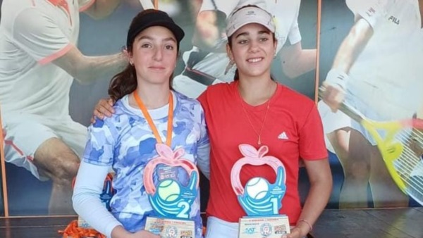 Las finalistas del Regional Sub 14 Damas Guadalupe Marina y Justina Lassaga.
