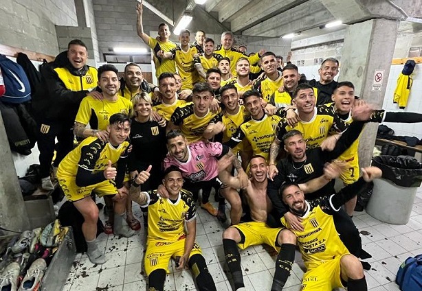 Así festejó el vestuario de Almirante Brown el trabajoso triunfo ante Defensores de Belgrano.