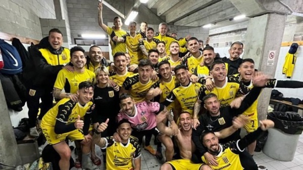 Así festejó el vestuario de Almirante Brown el trabajoso triunfo ante Defensores de Belgrano.