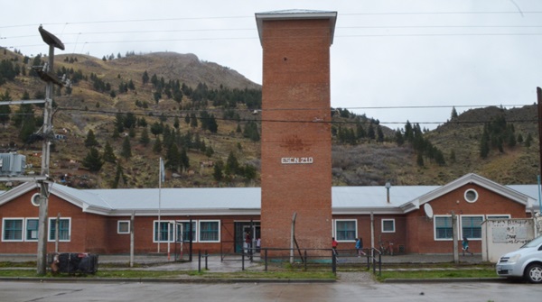 La Escuela 210 de Esquel, eje de una polémica prolongada.