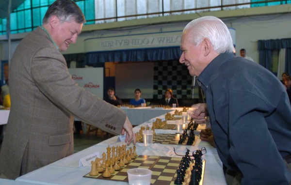 El 23 de septiembre de 2005, Hualpa junto a Anatoli Kárpov (campeón mundial de Ajedrez entre 1975 y 1985)