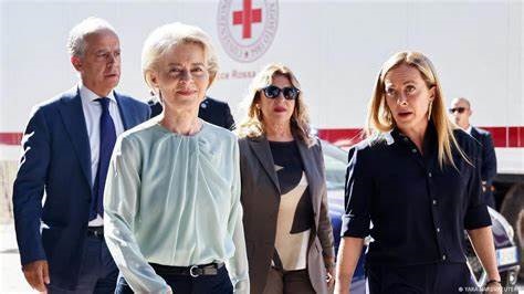 Von der Leyen sonríe mirando a cámara mientras Meloni conserva la seriedad de la situación.