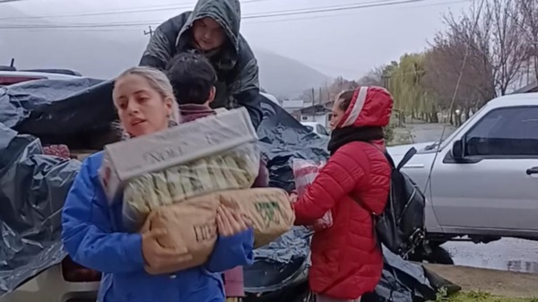 Auxilio oficial. El Gobierno llega con ayuda para los vecinos más afectados por el temporal en el oeste. 