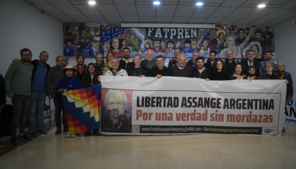 Periodistas argentinos, solidarios con la causa Assange, que supo revelar las tramas oscuras de la geopolítica.