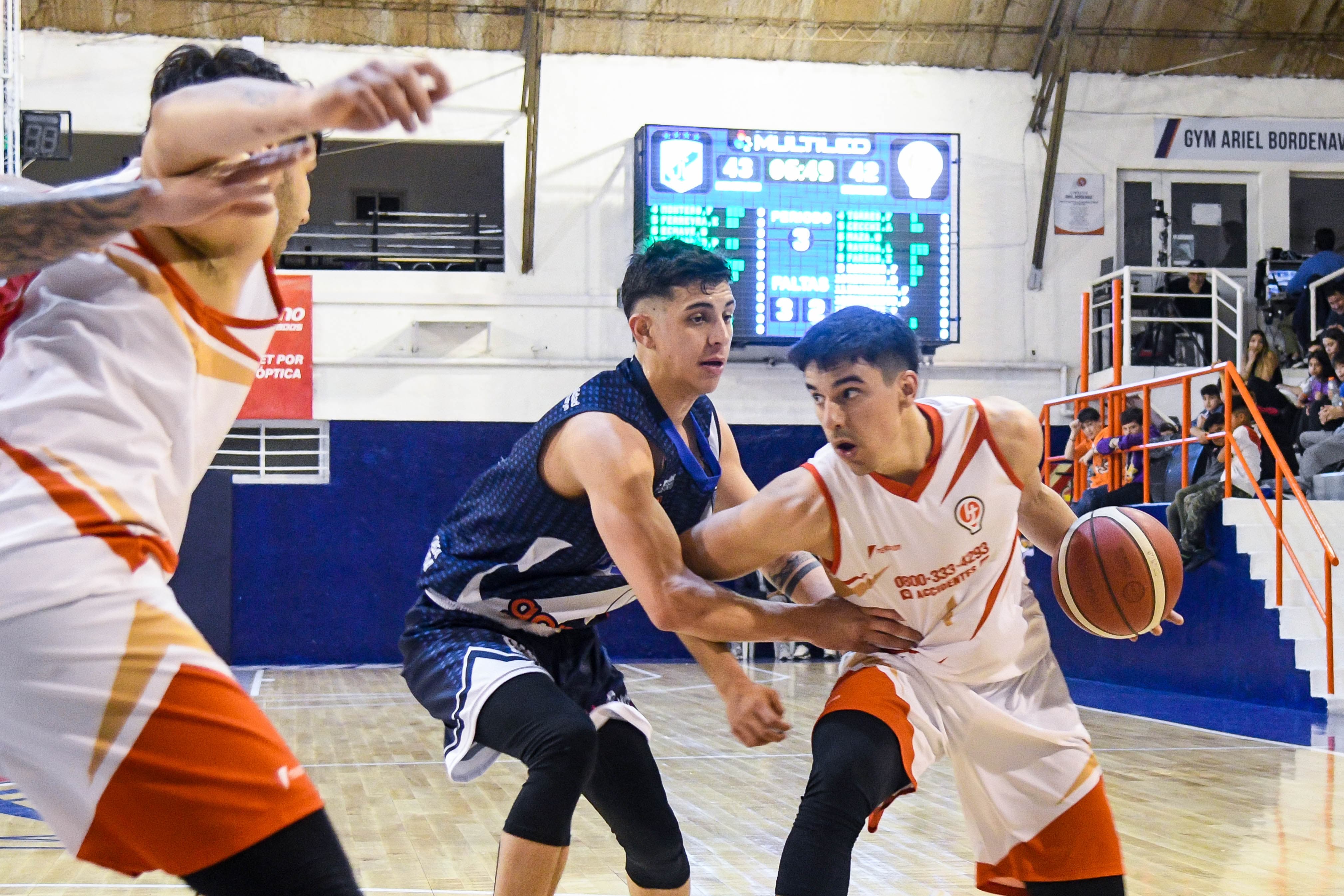 Francisco Torres con la naranja. (Foto: Mariano Di Giusto/Jornada).