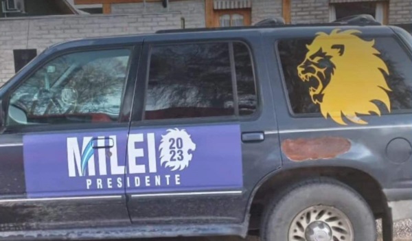La camioneta en la que circulaba Ortiz, referente de Milei agredido. Foto: ESQNotas
