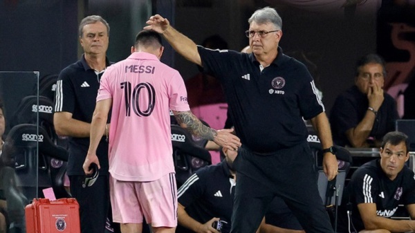 Messi enganchó en el área de Toronto y al parecer, a la hora de eludir y rematar sintió una molestia por la cual tuvo que pedir el cambio.