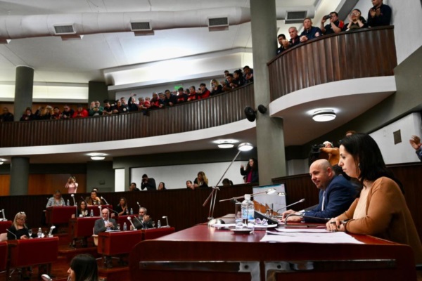 Las gradas de la Legislatura colmadas de bomberos este miércoles. Foto: Daniel Feldman/Jornada.