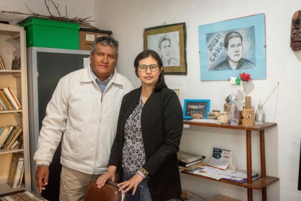 Gabriela Morinigo junto a Sergio López, referente indígena e integrante de la Unidad Ejecutora.
