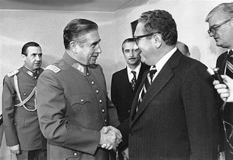 El dictador chileno y el entonces Secretario de Estado norteamericano Henry Kissinger.