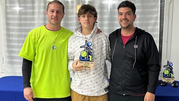 Estanislao Lassaga, ganador de 1ra Invierno junto a Matías y Mariano Hernández, organizadores.