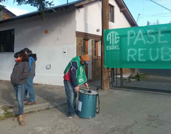 Bombo. Una postal de la nueva protesta en la Delegación cordillerana debido a los pases todavía sin hacer.