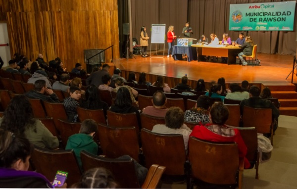 Interesados. Los vecinos concurrieron para conocer dónde estarán ubicados los terrenos cancelados.