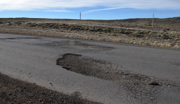 Imagen actual de la Ruta N° 40 que muestra deterioro y  abandono.