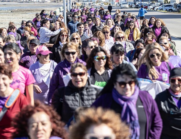 La caminata recorrió el Paseo Costero y terminó en la Plaza Soberanía.