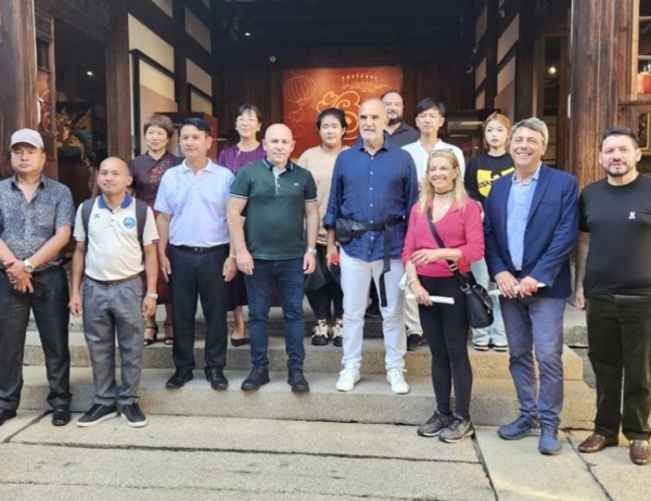 El Intendente madrynense junto a jefes comunales de otros paises.