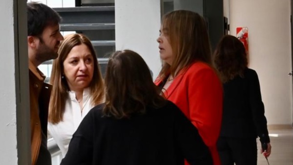 Cerca. Las diputadas Aguilera y Lloyd Jones, con “Nacho” en Rawson.