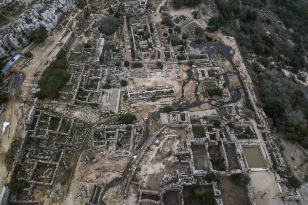 Esta vista aérea muestra las ruinas de la antigua ciudad grecorromana de Cirene (Shahhat) en el este de Libia.
