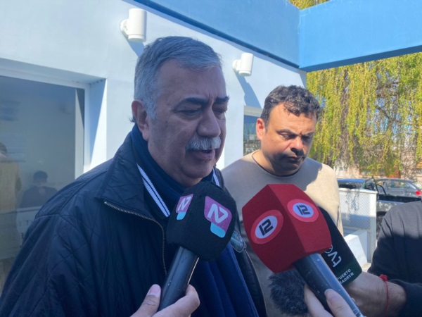 El líder de Luz y Fuerza, Héctor González y Alejandro Yaniez, presidente de la Cooperativa de Rawson.
