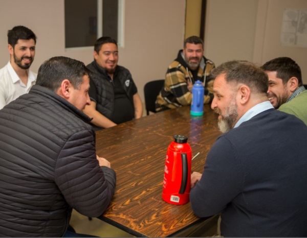 Entre mates. El candidato y los gremialistas destacaron la medida.