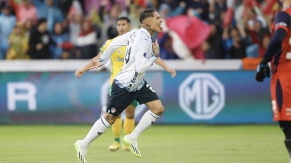 Doblete de Paolo Guerrero para la victoria parcial de Liga de Quito ante Defensa y Justicia.