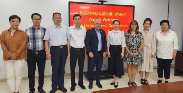 Sastre protagonizó un encuentro con representantes del organismo y autoridades de la ciudad china.