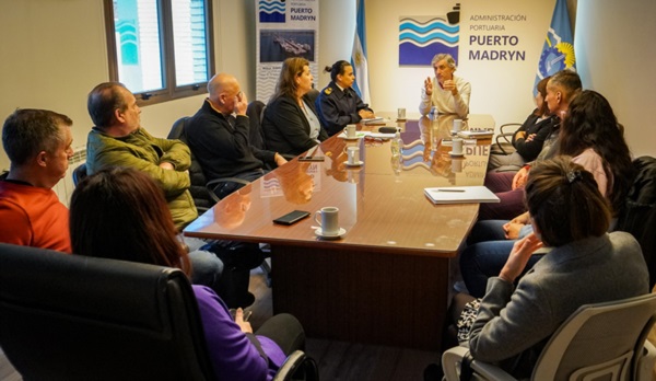 Reunión con representantes de la Armada, la APPM y el municipio. 