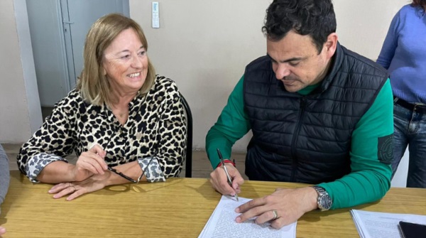 Día histórico. El convenio se firmó en la casa de la vecina Estela Morón.