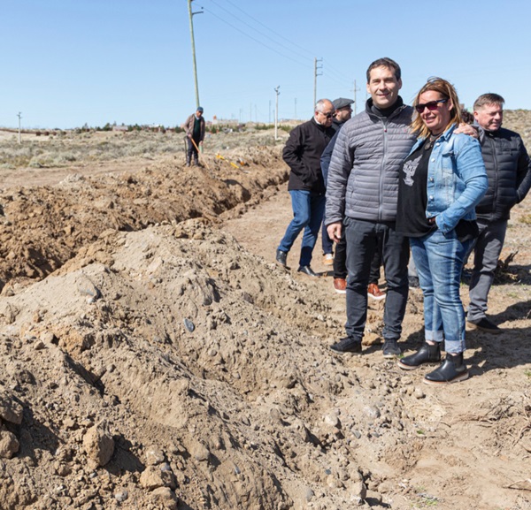 En terreno. El jefe comunal comodorense recorrió la obra en marcha. 