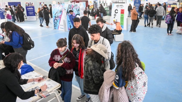 Interés. La muestra de la oferta educativa atrajo a muchos estudiantes que piensan en cómo seguir. 
