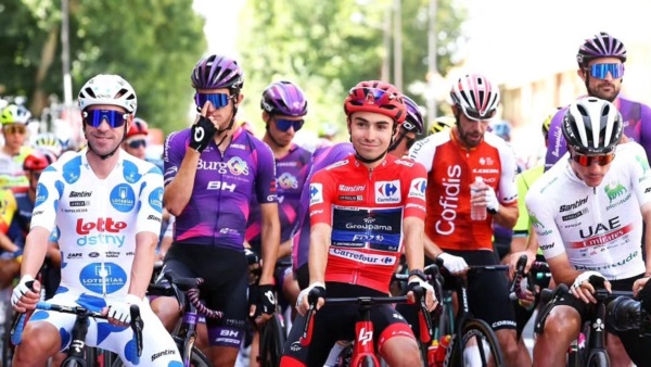 Sonrisa amplia de Sepu que sigue luciendo el maillot blanco con lunares azules de líder la Montaña.