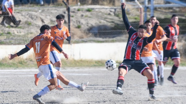 Alumni superó por 4-2 a J.J. Moreno. Foto: Mariano Di Giusto.