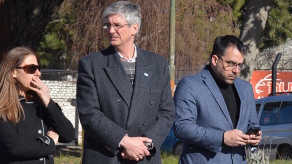 El intendente Sergio Ongarato junto a Tacceta, intendente electo.