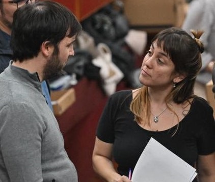 El gobernador electo, Ignacio Torres, dialoga en la Legislatura con Rosario Nervi, después de las elecciones del 31 de Julio. Foto archivo: Daniel Feldman/Jornada