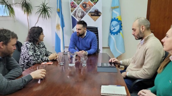 Autoridades e investigadores de la UTN reunidos con Leandro Cavaco.