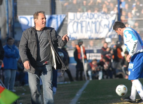 El director técnico de 63 años que salvó a Gimnasia del descenso en 2009 vuelve al club para buscar la permanencia.