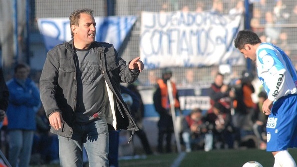 El director técnico de 63 años que salvó a Gimnasia del descenso en 2009 vuelve al club para buscar la permanencia.