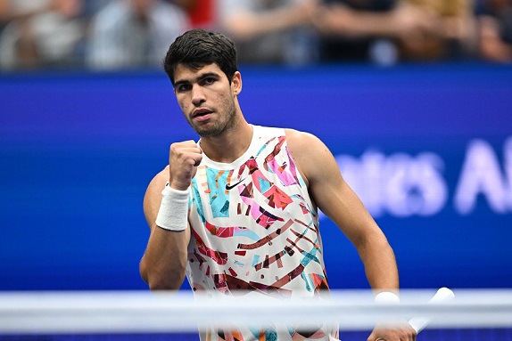 Alcaraz no le dio chances a Zverev en 2.30 hs. de juego para seguir firme hacia la defensa del título.