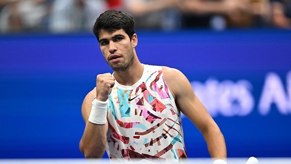 Alcaraz no le dio chances a Zverev en 2.30 hs. de juego para seguir firme hacia la defensa del título.
