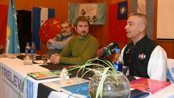 Álvarez Wang en la conferencia junto a Merino. (Foto: Norman Evans/Jornada).